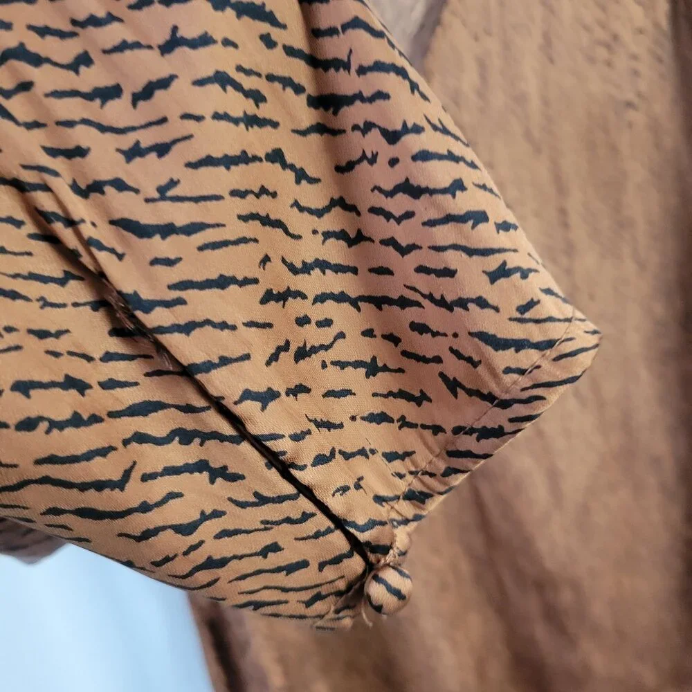 Banana Republic Blouse Pullover geometric V-neck Med. Tall Silky Puff slv Chic